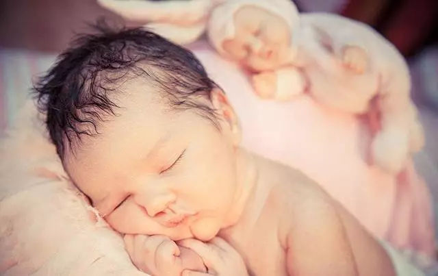 初生婴儿大便正常情况应该是怎样？