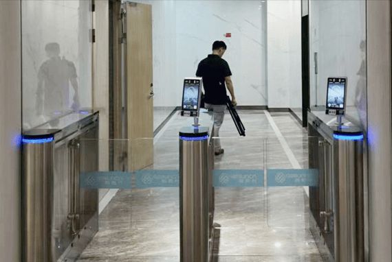 新利luck18官网从企业到校园：人脸辨认门禁考勤一体机的使用不止于此(图1)